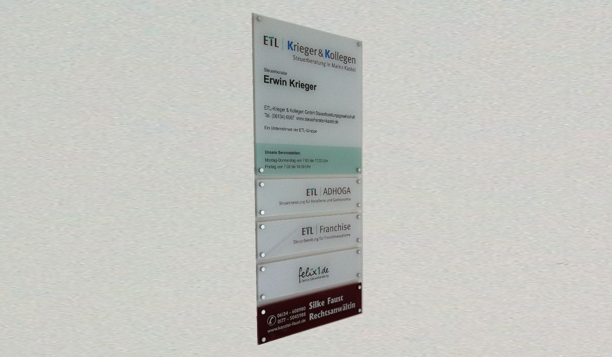 Plexiglasplatten rueckseitig beschriftet mit Digitaldruck